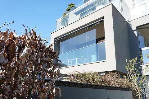 Balkon mit verschiebbarer Glasfront