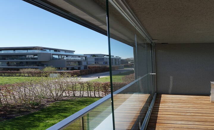 Balkon mit verschiebbarer Glasfront