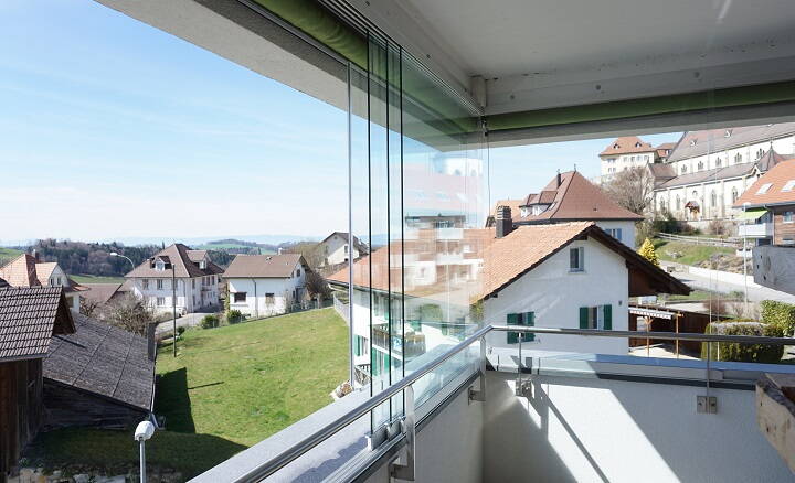 Balkon mit rundum verschiebbaren Glaselementen